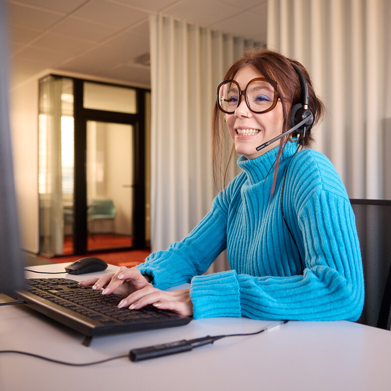 Portrait-Foto einer Kundenberaterin mit Headset