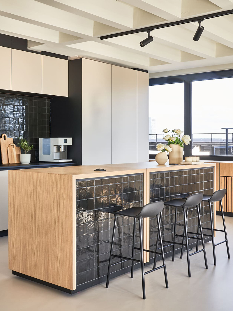 Stockfoto einer modernen K&uuml;che mit Sitz-Insel f&uuml;r die TAS IMPULSE-Eventreihe