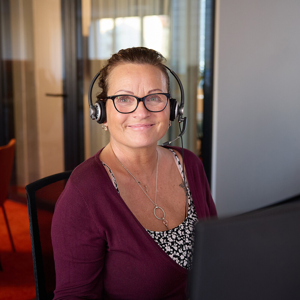 Portrait einer TAS Mitarbeiter im Call-Center mit Headset