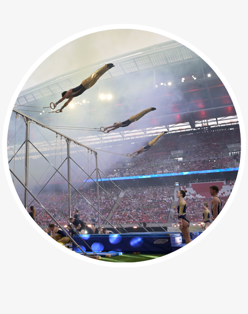 Drei Ringturnerinnen im Stadion der Leipziger RedBull Arena.